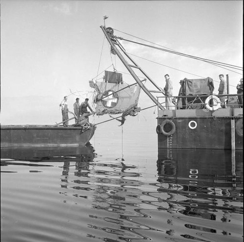 Salvage vessel with - , wreck